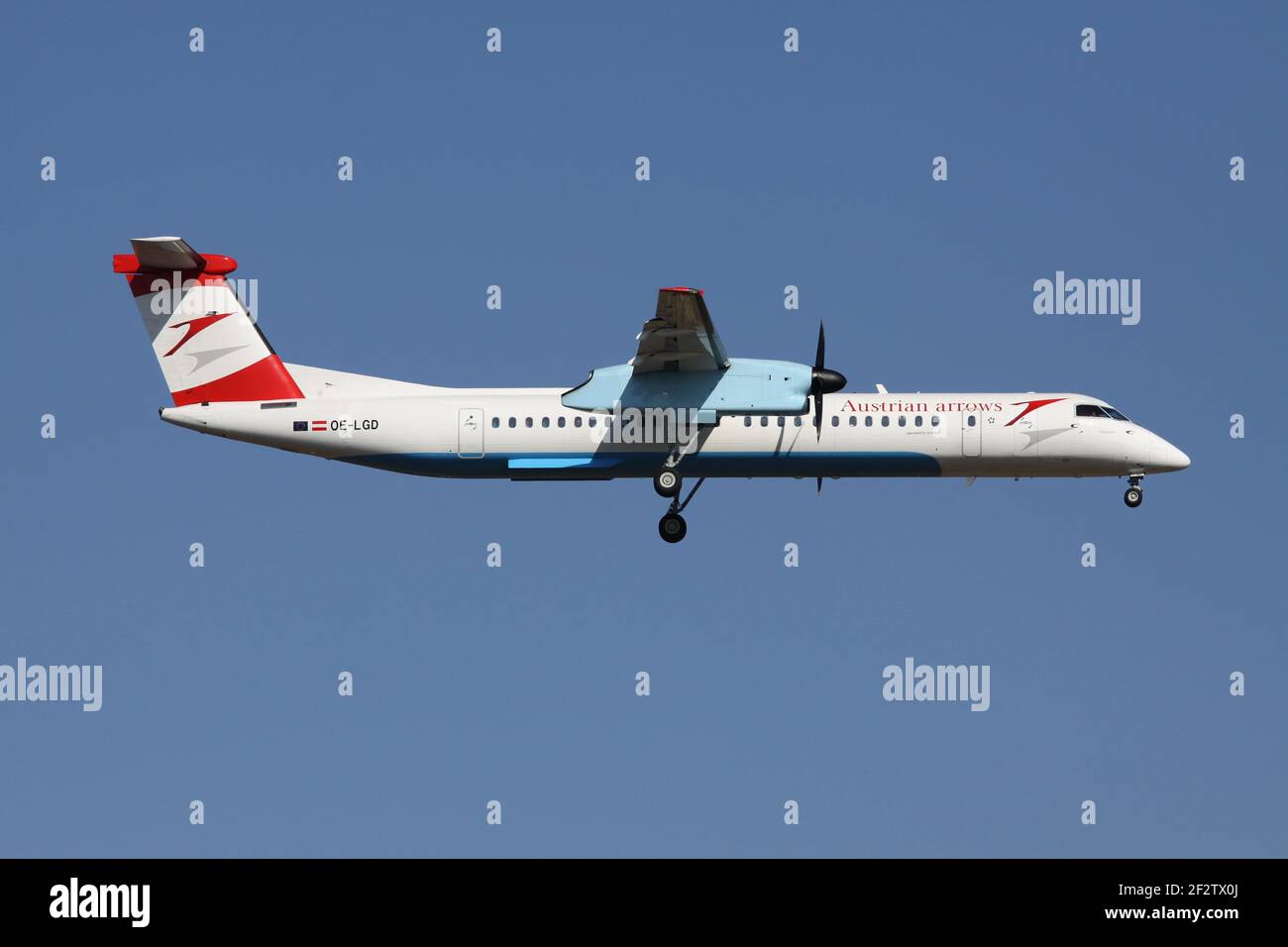 Tyrolean Airways Bombardier Dash 8 Q400 mit Registrierung OE-LGD in österreichischer Pfeilausstattung auf der Finalpiste 07R des Frankfurter Flughafens. Stockfoto