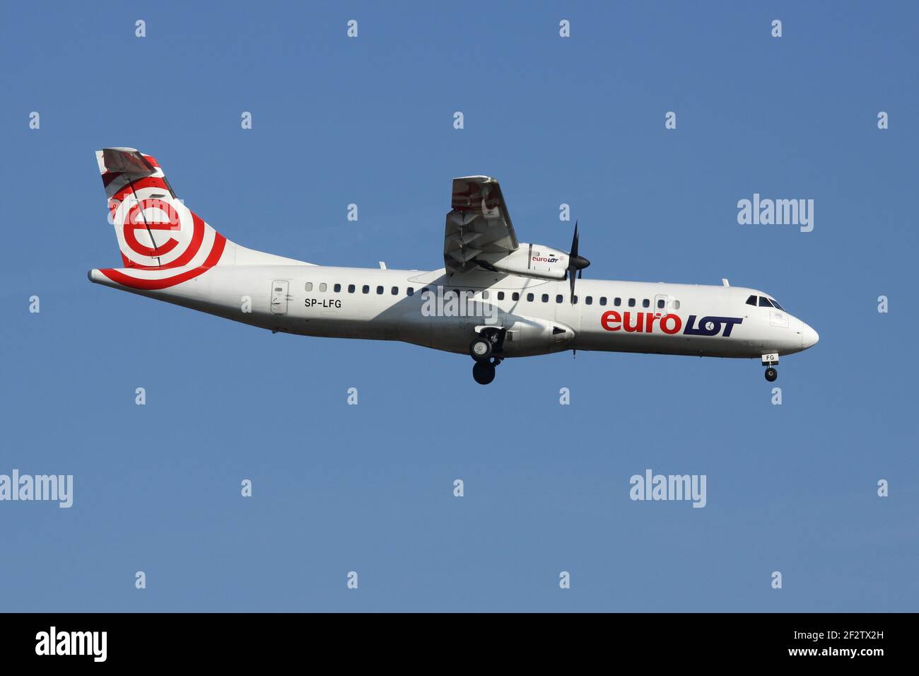 Polnischer Eurolot ATR-72 mit Registrierung SP-LFG im Finale für Start- und Landebahn 07R des Frankfurter Flughafens. Stockfoto