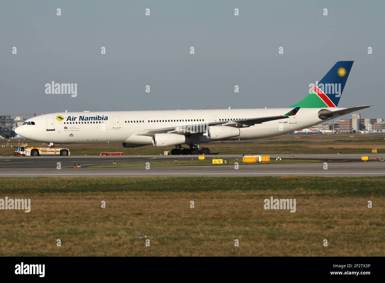 Air Namibia Airbus A340-300 mit Registrierung V5-NMF am Frankfurter Flughafen. Stockfoto