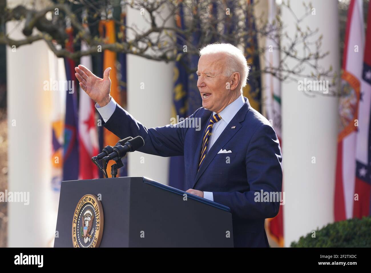 US-Präsident Joe Biden hält vom Rosengarten des Weißen Hauses in Washington DC, USA, am 12. März 2021 eine Rede zum amerikanischen Rettungsplan. Präsident Biden hat am 11. März das massive Coronavirus-Hilfspaket mit 1,9 Billionen USD (1,589 Trillion Euro) in Kraft gesetzt.Quelle: Jim LoScalzo/Pool via CNP /MediaPunch Stockfoto
