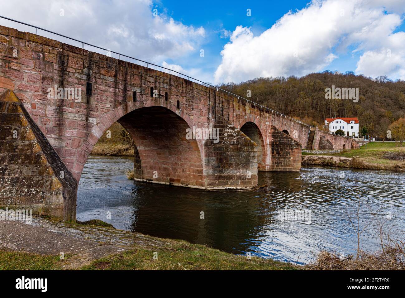 Die historische Werra-Brücke von Vacha in Thüringen Stockfoto