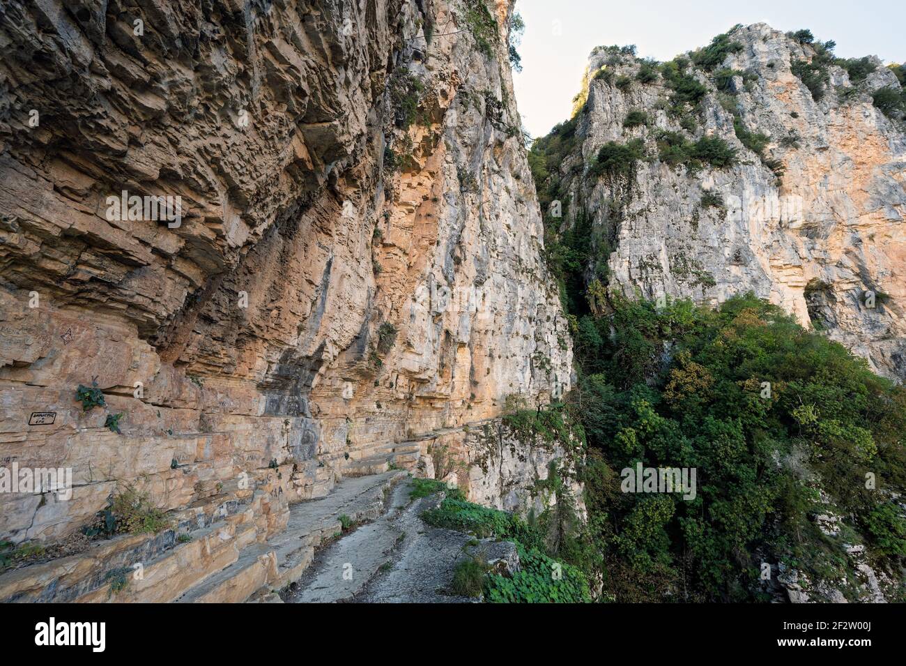 Pfad an der Vikos-Schlucht, die vom Guinness-Buch der Rekorde als die tiefste Schlucht der Welt in Epirus, Griechenland, aufgeführt wird Stockfoto