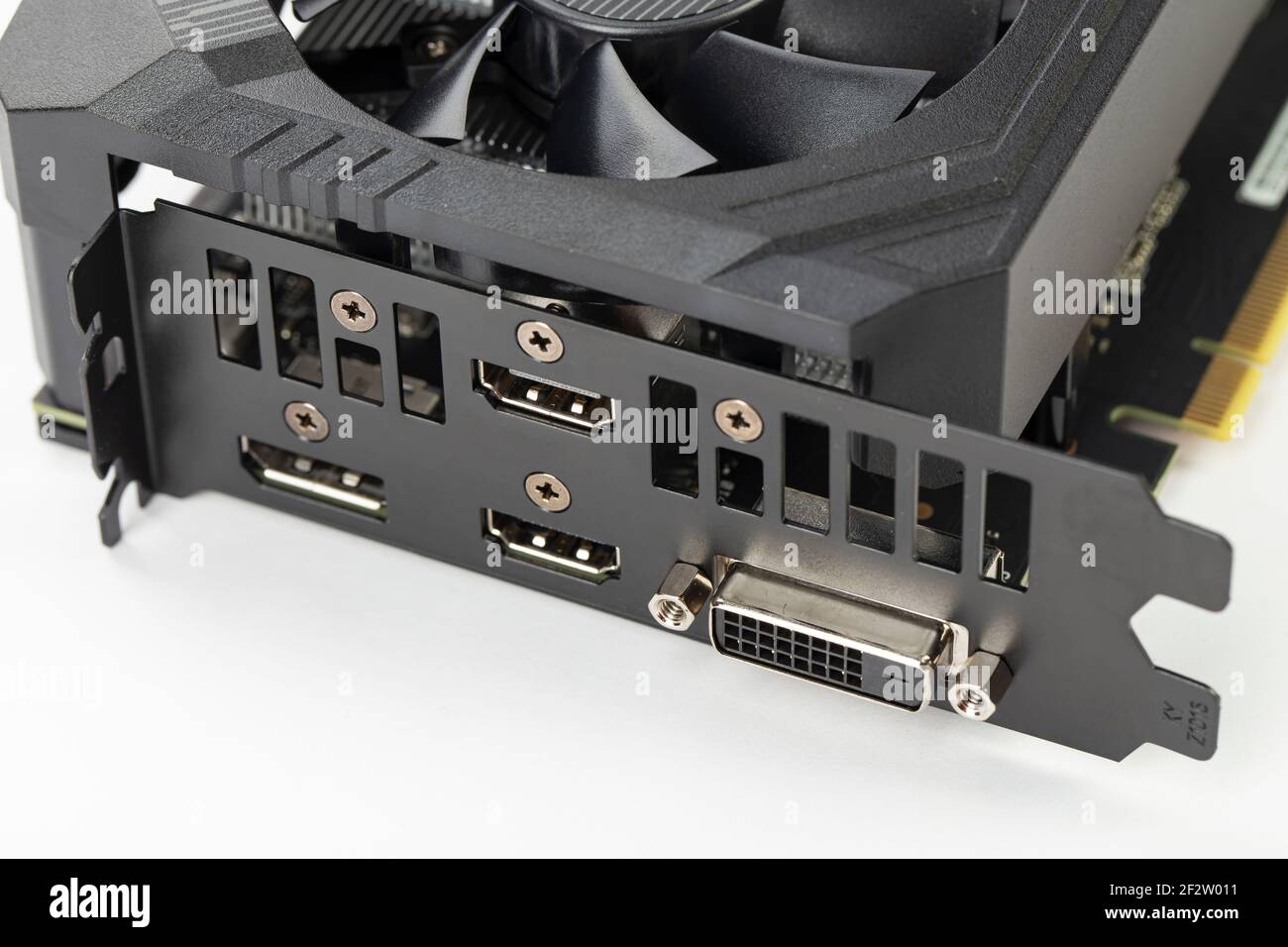 Computer-Grafikkarte, konzentrieren Sie sich auf die DVI, HDMI, DisplayPort-Anschlüsse auf weißem Hintergrund. Stockfoto