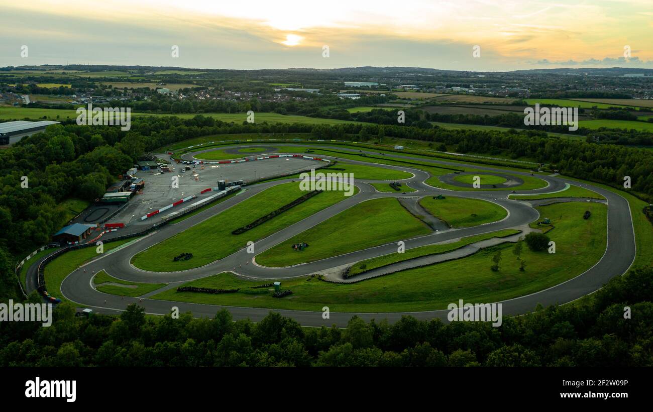 Epische Drohnenaufnahme der Rennstrecke Three Sisters Race Circuit Das Hotel liegt in der Nähe der Stadt Wigan Stockfoto