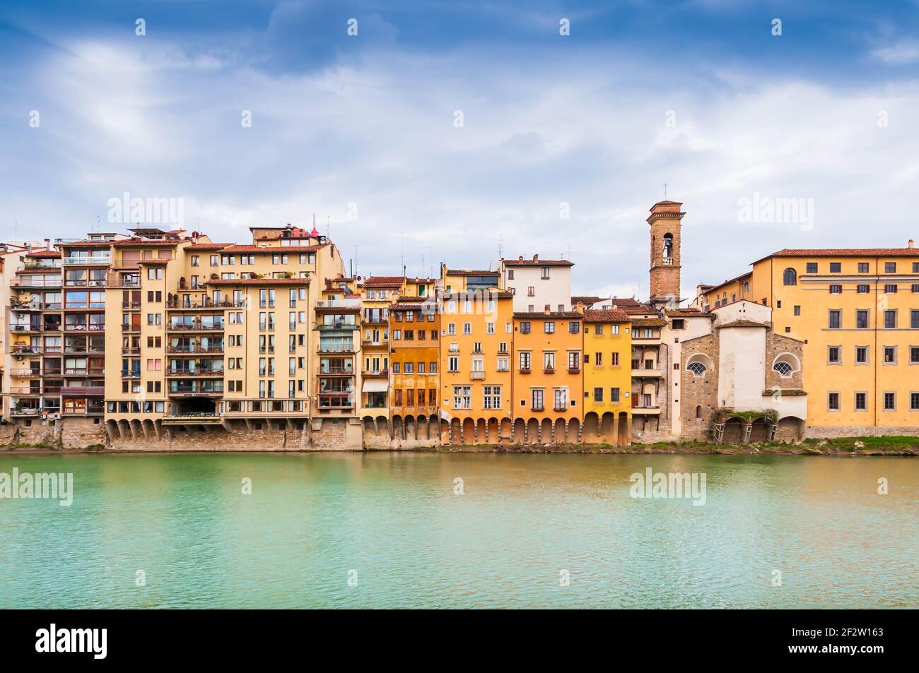 Fassaden von Häusern am Arno in Florenz in der Toskana, Italien Stockfoto