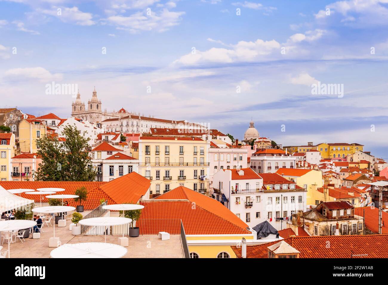 Blick auf das Viertel Alfama, in dem sich die Kathedrale von Sé befindet Gelegen in Lissabon in Portugal Stockfoto