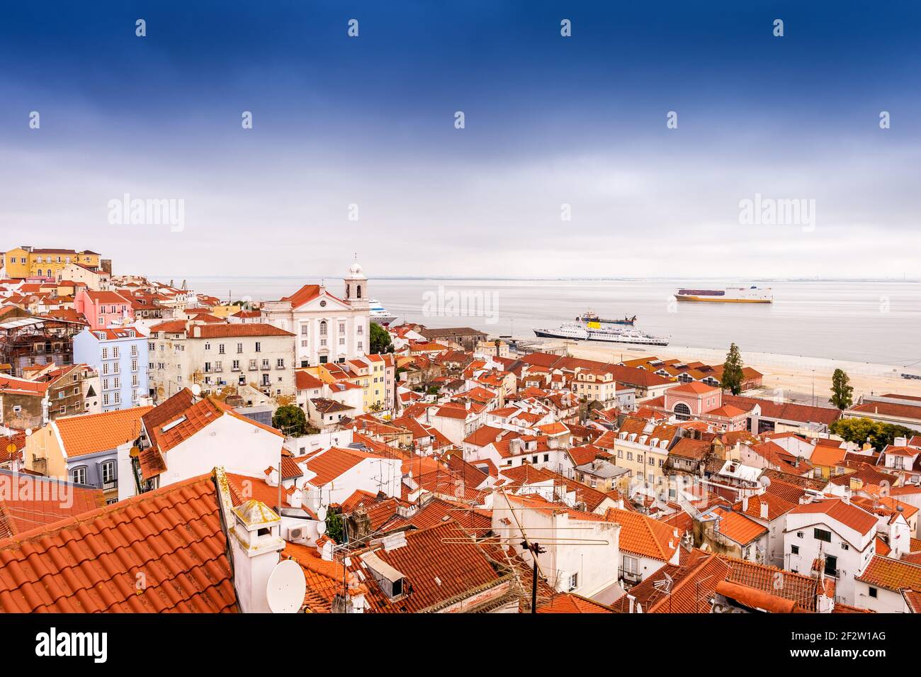 Blick auf das Viertel Alfama, in dem sich die Kathedrale von Sé befindet Gelegen in Lissabon in Portugal Stockfoto