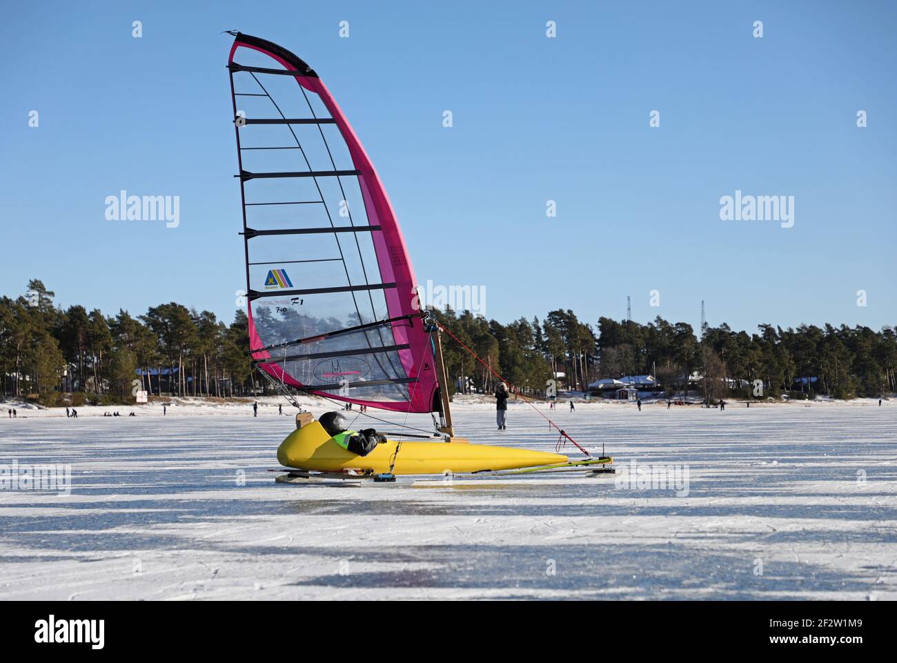 MOTALA, SCHWEDEN- 14. FEBRUAR 2021: Viele nutzten die Gelegenheit, am Sonntag das Eis am Vättern-See vor Varamon zu nutzen. Stockfoto