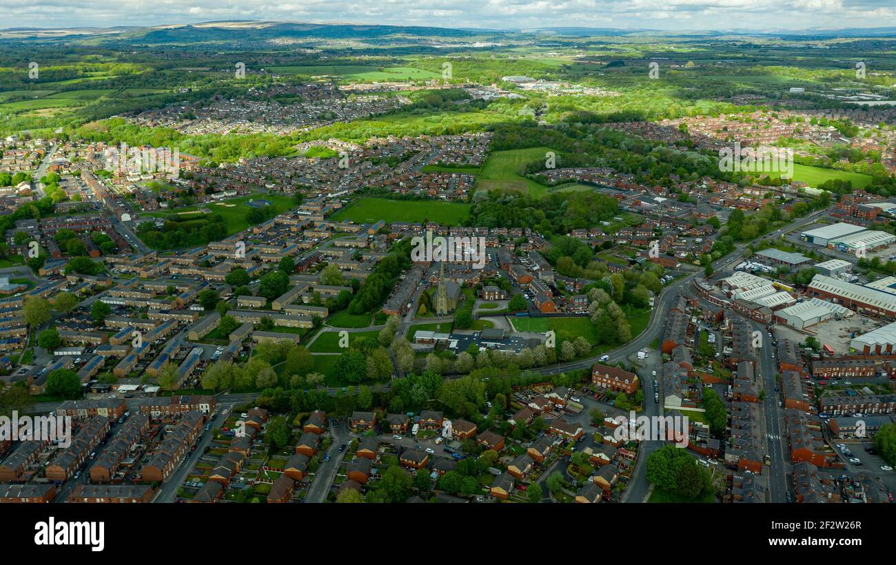 Luftaufnahme eines typischen britischen Wohnguts in der großen Stadt Wigan, zeigt eine Drone-Ansicht von oben nach unten auf Vorstadtstraßen, Straßen und Reihen von Hous Stockfoto