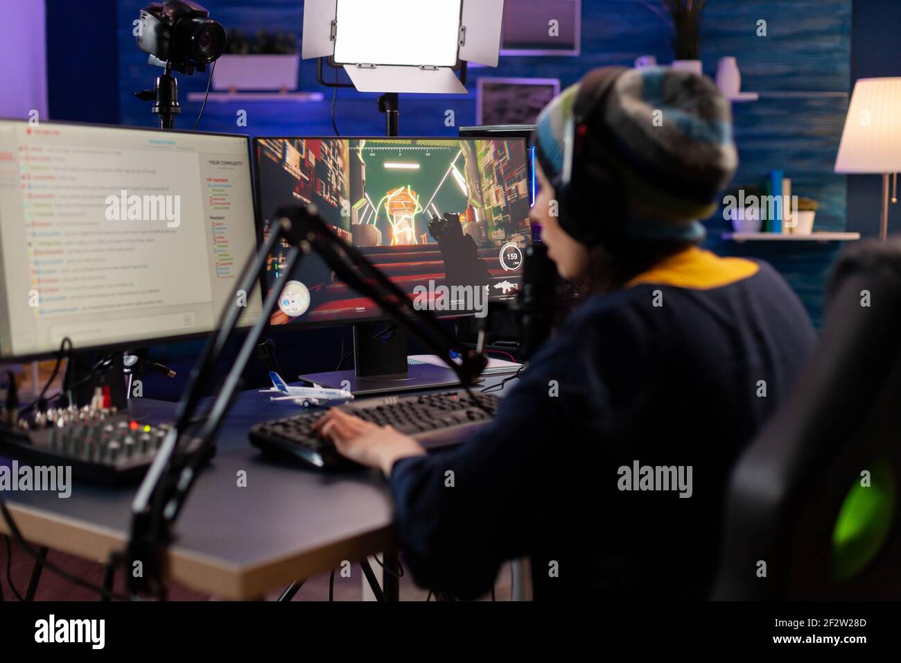 ESport Streamer spielen Shooter-Spiel mit anderen Spielern auf Streaming-Chat für virtuelle Spiele Wettbewerb. Gamer macht Online-Videospiele mit neuen Grafiken auf leistungsstarken Computer Stockfoto
