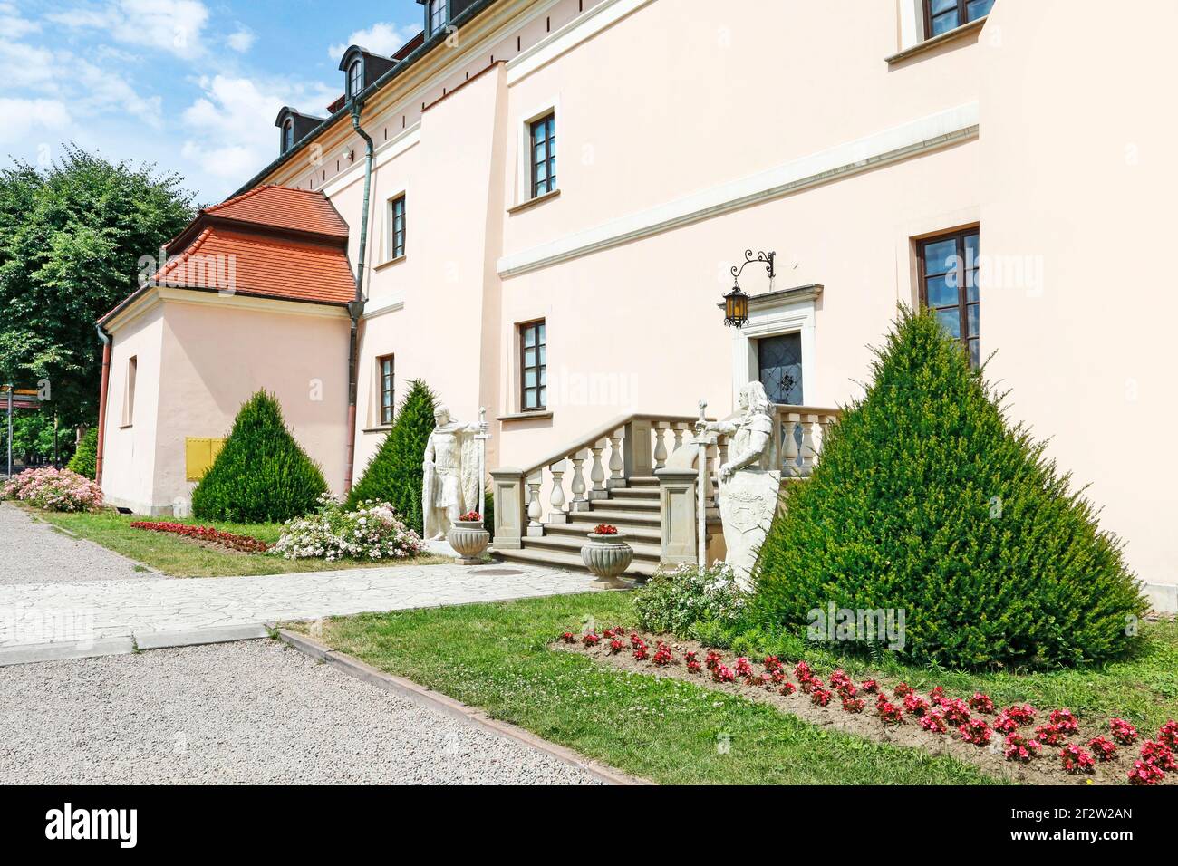 Steinmonumente der mittelalterlichen Ritter in den Gärten der königlichen Burg in Niepolomice, Polen. Stockfoto