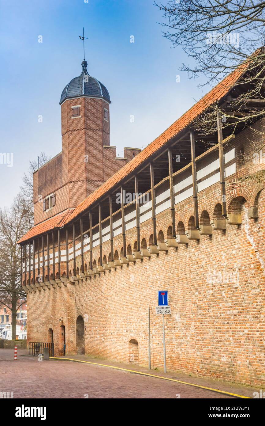 Historische Stadtmauer und Pelsertoren Turm in Zwolle, Niederlande Stockfoto