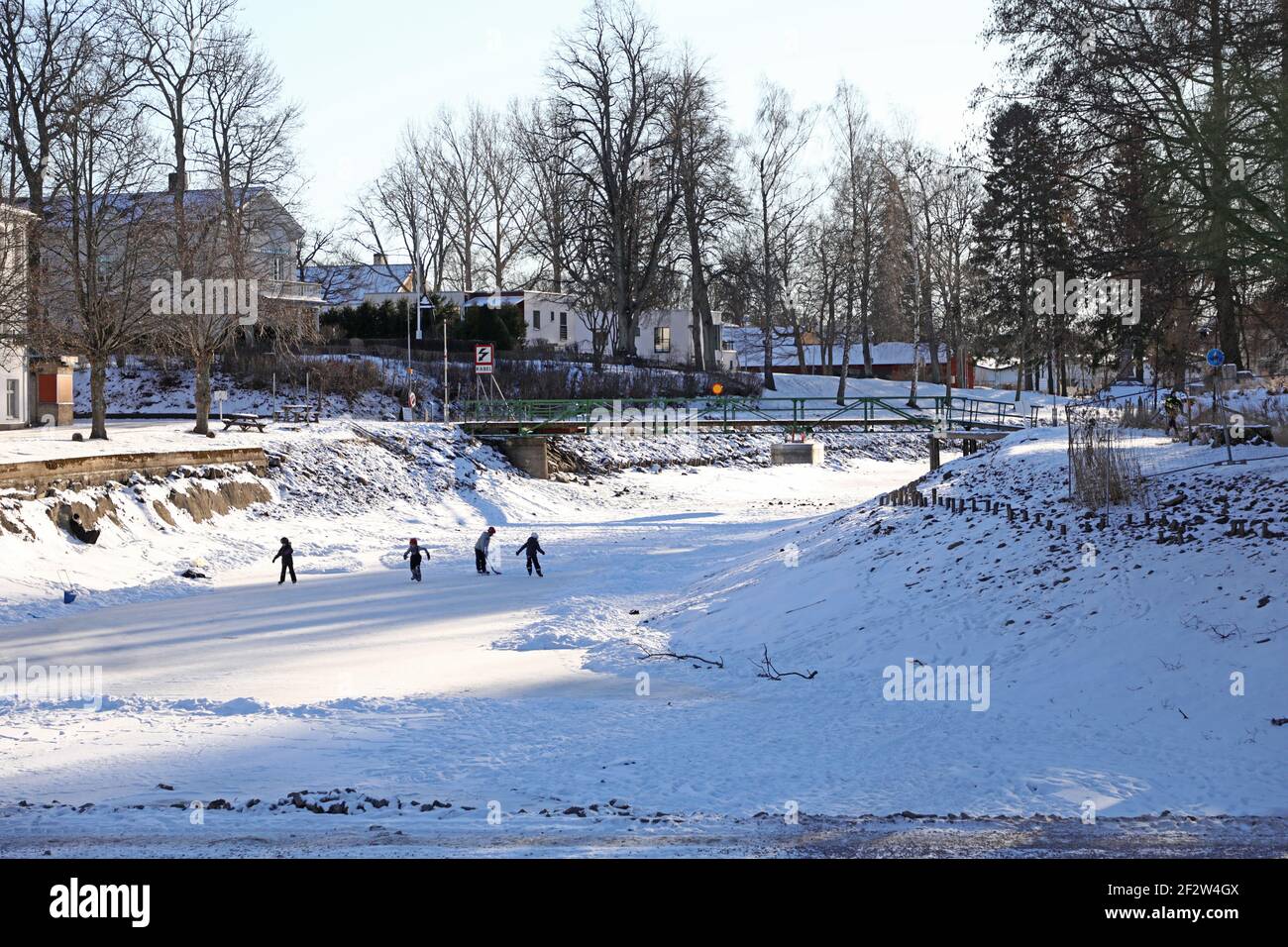 MOTALA, SCHWEDEN- 13. FEBRUAR 2021: Viele waren während des schönen Winterwetters am Samstag auf dem Eis. Alte Motala verkstad (Motala Werkstatt) neben Göta Kanal. Stockfoto