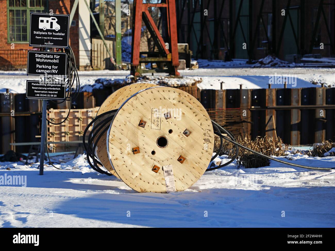 MOTALA, SCHWEDEN- 13. FEBRUAR 2021: Viele waren während des schönen Winterwetters am Samstag auf dem Eis. Alte Motala verkstad (Motala Werkstatt) neben Göta Kanal. Stockfoto