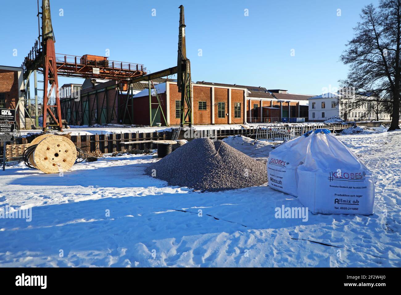 MOTALA, SCHWEDEN- 13. FEBRUAR 2021: Viele waren während des schönen Winterwetters am Samstag auf dem Eis. Alte Motala verkstad (Motala Werkstatt) neben Göta Kanal. Stockfoto