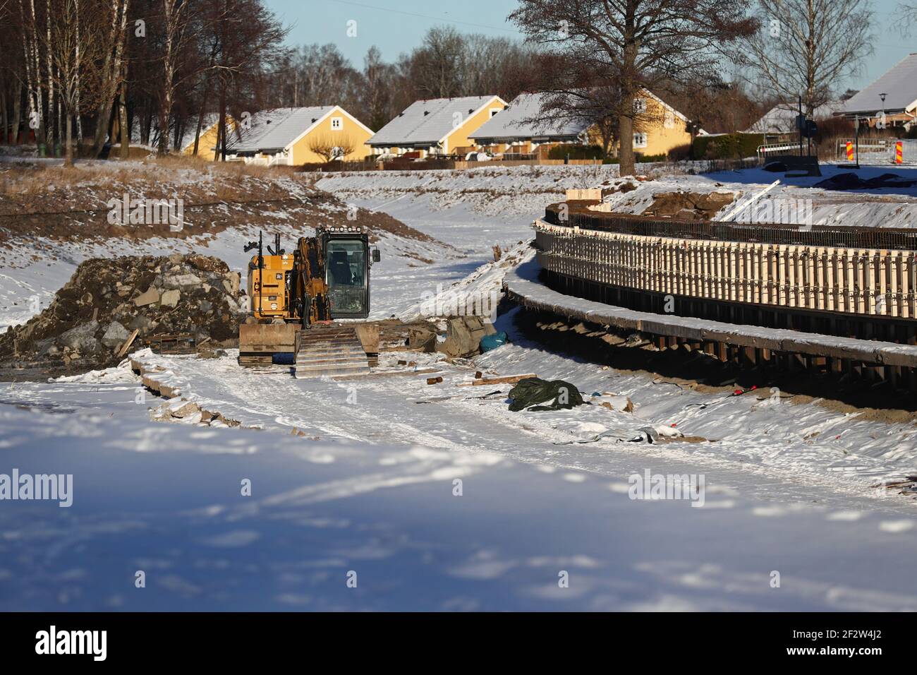 MOTALA, SCHWEDEN- 13. FEBRUAR 2021: Viele waren während des schönen Winterwetters am Samstag auf dem Eis. Alte Motala verkstad (Motala Werkstatt) neben Göta Kanal. Stockfoto