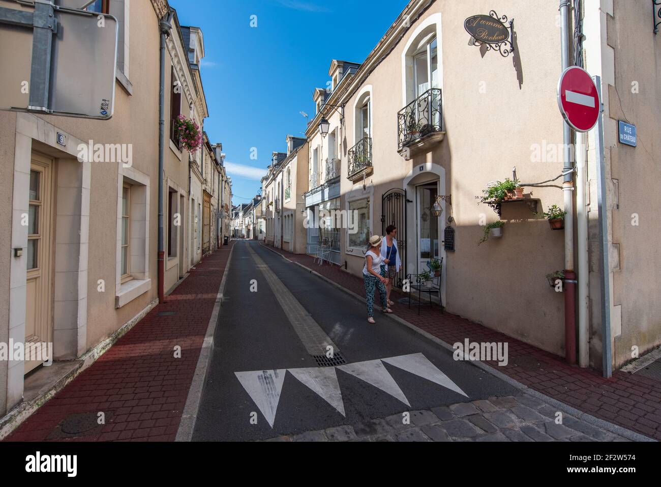 Zwei Damen, die eine ansonsten menschenleere Straße entlang gehen. Stockfoto