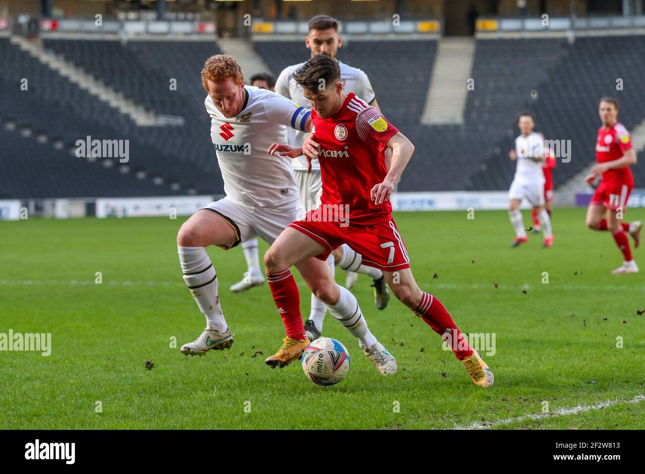 Paul Smyth von Accrington Stanley wird von Milton Keynes Dons Kapitän Dean Lewington während der ersten Hälfte des Sky Bet League 1-Spiels zwischen MK Dons und Accrington Stanley im Stadium MK, Milton Keynes am Samstag, den 13th. März 2021, herausgefordert. (Kredit: John Cripps - MI News) Kredit: MI Nachrichten & Sport /Alamy Live Nachrichten Stockfoto