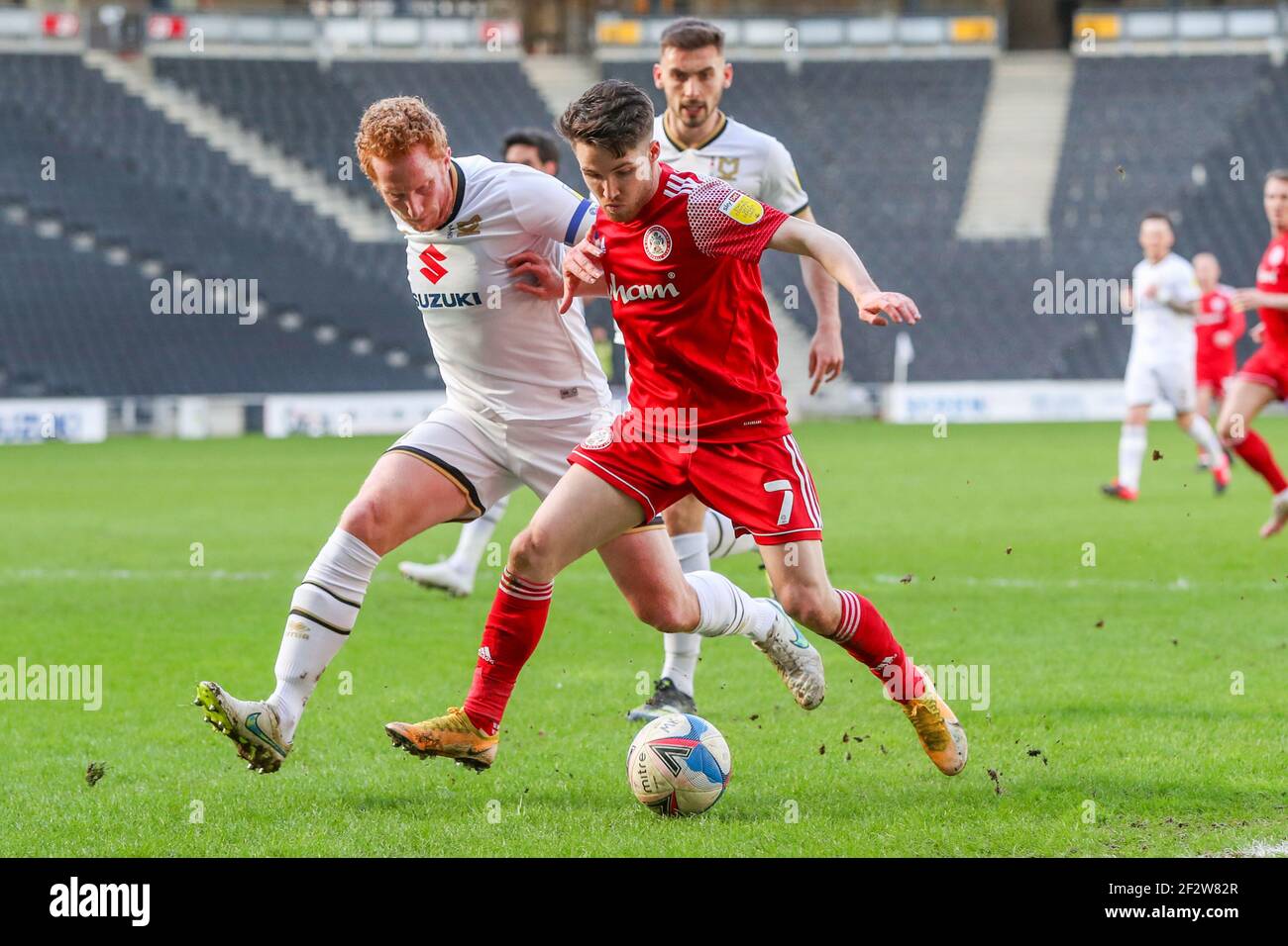 Paul Smyth von Accrington Stanley wird von Milton Keynes Dons Kapitän Dean Lewington während der ersten Hälfte des Sky Bet League 1-Spiels zwischen MK Dons und Accrington Stanley im Stadium MK, Milton Keynes am Samstag, den 13th. März 2021, herausgefordert. (Kredit: John Cripps - MI News) Kredit: MI Nachrichten & Sport /Alamy Live Nachrichten Stockfoto