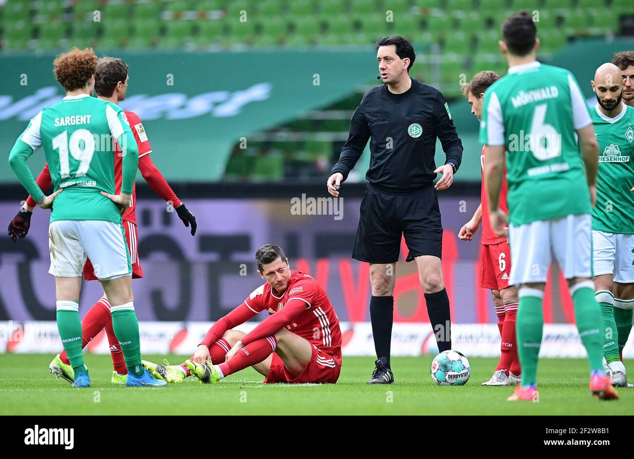 Stadt Bremen, Deutschland. 13th März, 2021. firo: 13.03.2021 Fußball, 1. Bundesliga, Saison 2020/2021, SV Werder Bremen SVW - FCB FC Bayern München München München München von links nach rechts Joshua Sargent, Thomas Müller, Robert Lewandowski (Bayern), Schiedsrichter Manuel Graefe, Joshua Kimmich, Kevin Moehwald, Oemer Toprak (Bremen) Quelle: Tim Groothuis/Witters/via firoportphoto/dpa/Alamy Live News Stockfoto