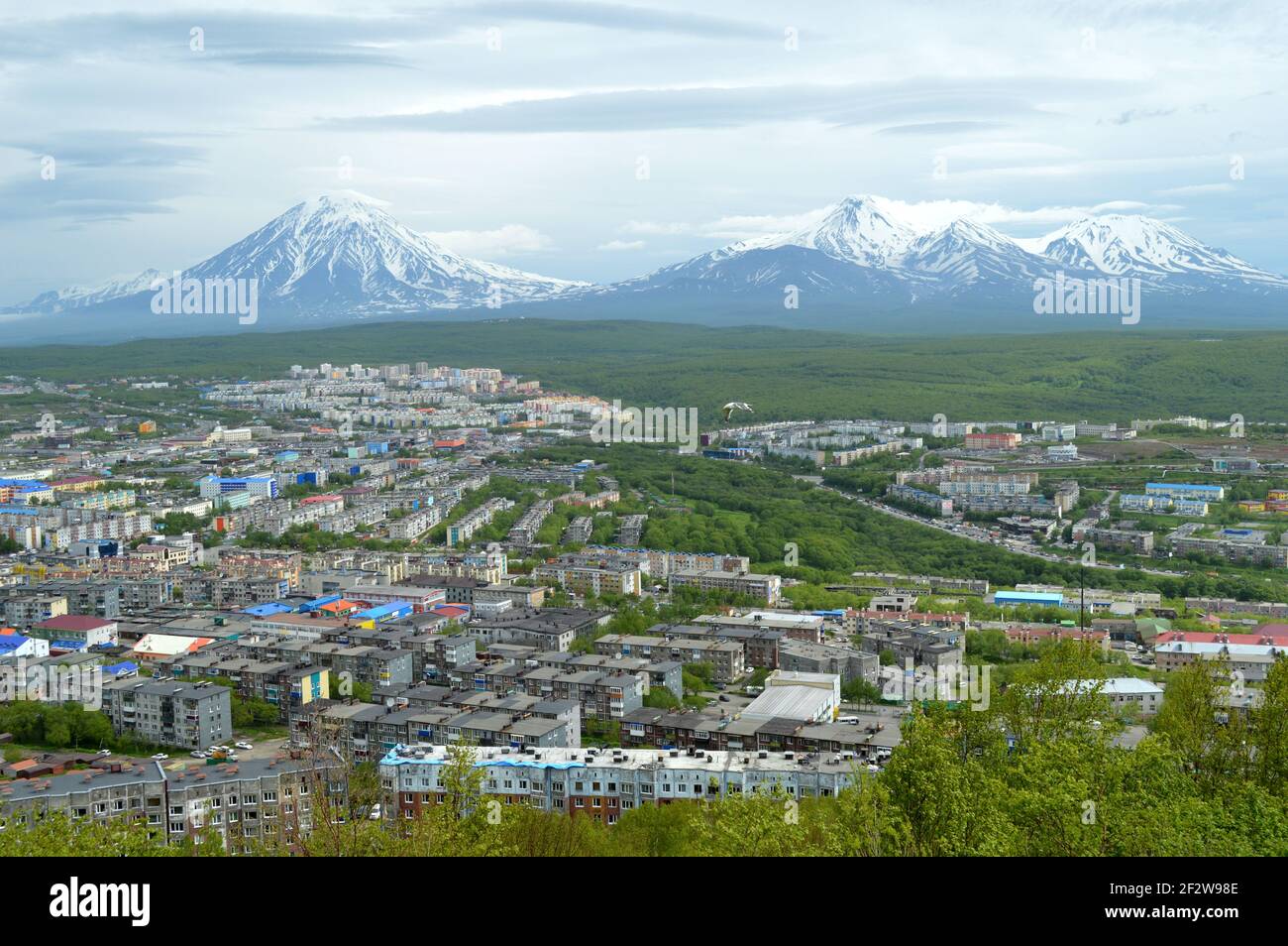 Ein Panoramablick auf Petropavlovsk-Kamtschatsky vor der Kulisse von schneebedeckten Vulkanen, Kamtschatka, Russland Stockfoto