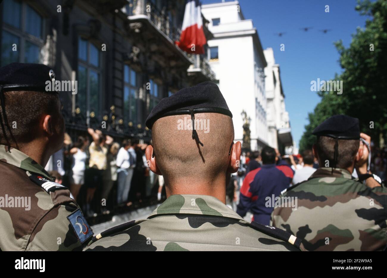 France Paris Bastille Day : Rückansicht der Soldaten der französischen Armee, die in der jährlichen Milary Parade im Jahr 2003 marschieren. Stockfoto