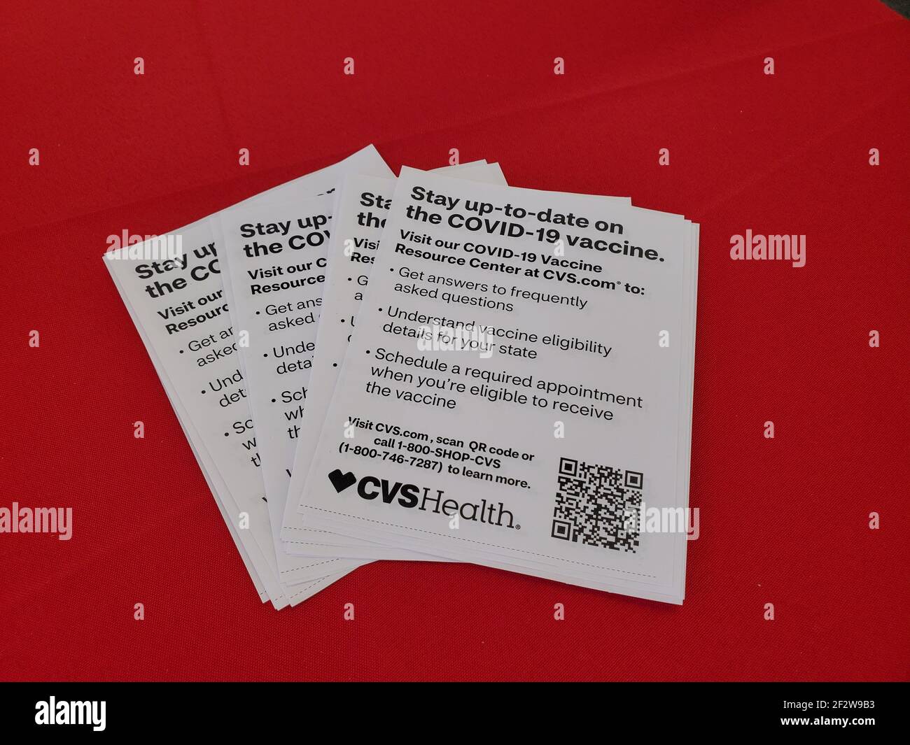 Nahaufnahme von Flugblättern mit QR-Codes, die das „COVID-19 Vaccine Resource Center“ von CVS Health anzeigen, aufgenommen in San Ramon, Kalifornien, 25. Februar 2021. () Stockfoto
