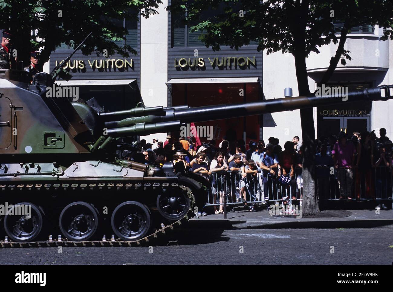 Frankreich Paris Bastille Day Parade in Paris: Ein Tank passiert das Louis Vuitton Geschäft auf den Champs-…lysÈes. Stockfoto