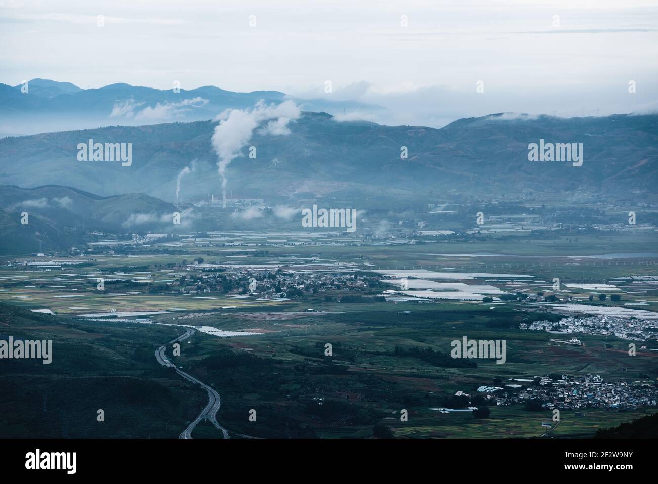 Luftaufnahme von landwirtschaftlichen Grundstücken unter Anbau in einer landwirtschaftlichen Stadt. Mengzi, Provinz Yunnan, China Stockfoto