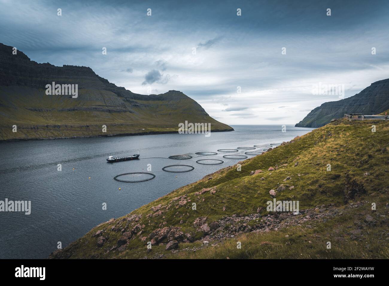 Färöer Inseln Luftdrohnenansicht der Berglandschaft von Kunoy, Blick von Klaksvik im nordatlantik Stockfoto