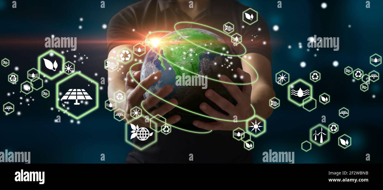 Der Mensch hält den Planeten Erde als ein grünes, ökologisches und erneuerbares Energieweltkonzept. Öko-Konzept, Ökologie, saubere Energie und Umwelt. Elemente des Th Stockfoto