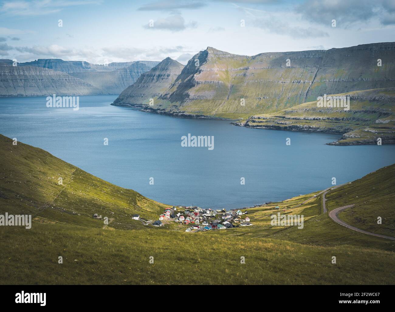 Spektakuläre Ausblicke auf die malerischen Fjorde der Färöer Inseln in der Nähe des Dorfes Funningur mit Bergen an einem sonnigen Frühlingstag. Stockfoto