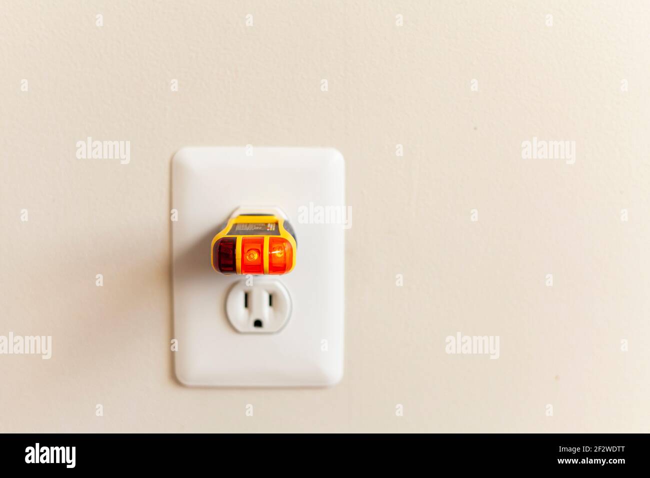 Steckdosentester, auch bekannt als Steckdosentester, ist ein kleines Gerät, das verwendet wird, um die ordnungsgemäße Verdrahtung und den elektrischen Strom in einem Stecker zu bestätigen. Zwei gelbe Stockfoto