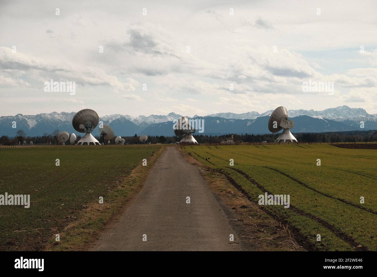 Blick von der Erdstation auf die alpen Stockfoto