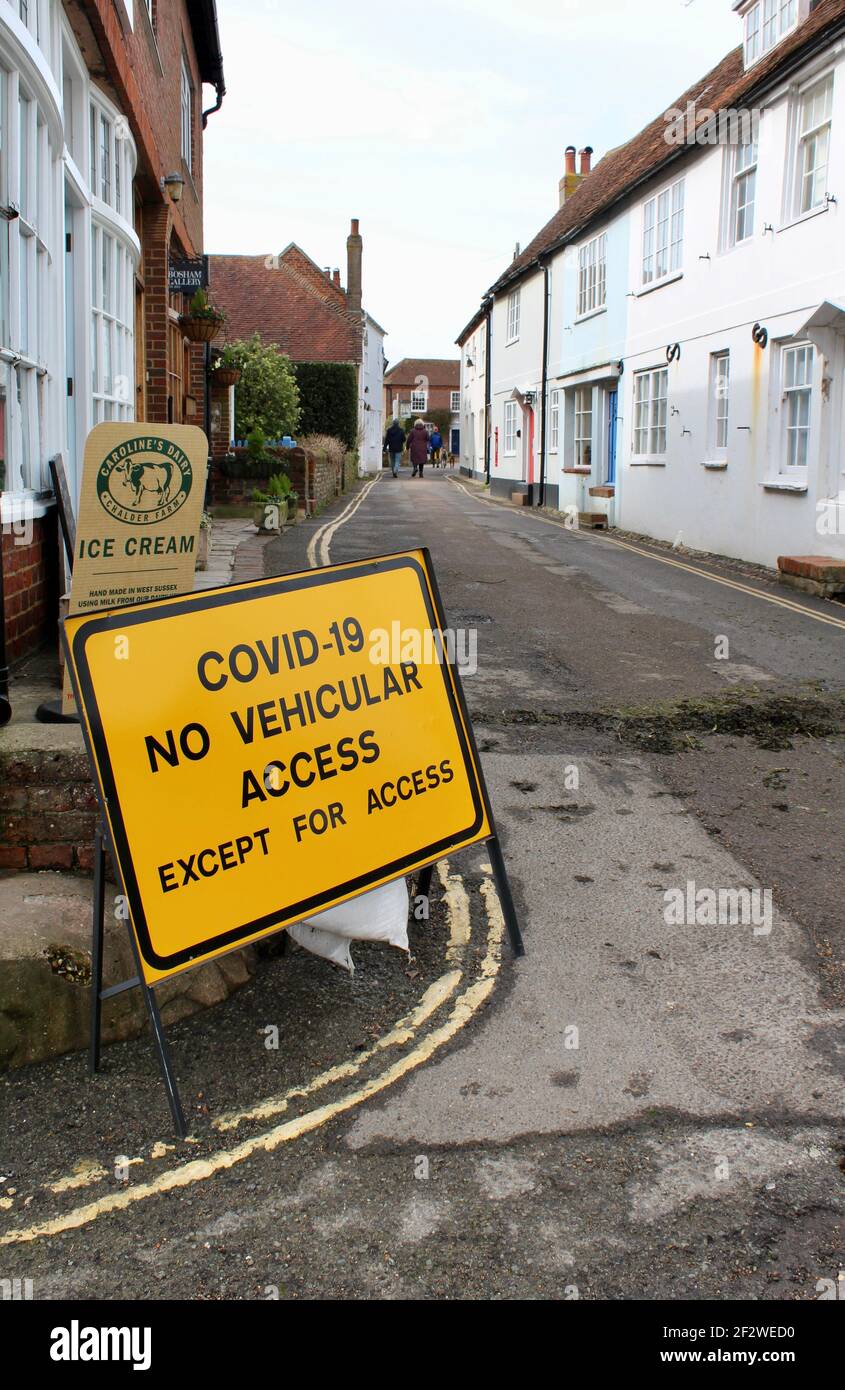 Covid 19 Keine Zufahrt Mit Auto Außer Zugang. Widersprüchliches Warnschild in einer ländlichen Dorfstraße in Bosham, West Sussex. Stockfoto