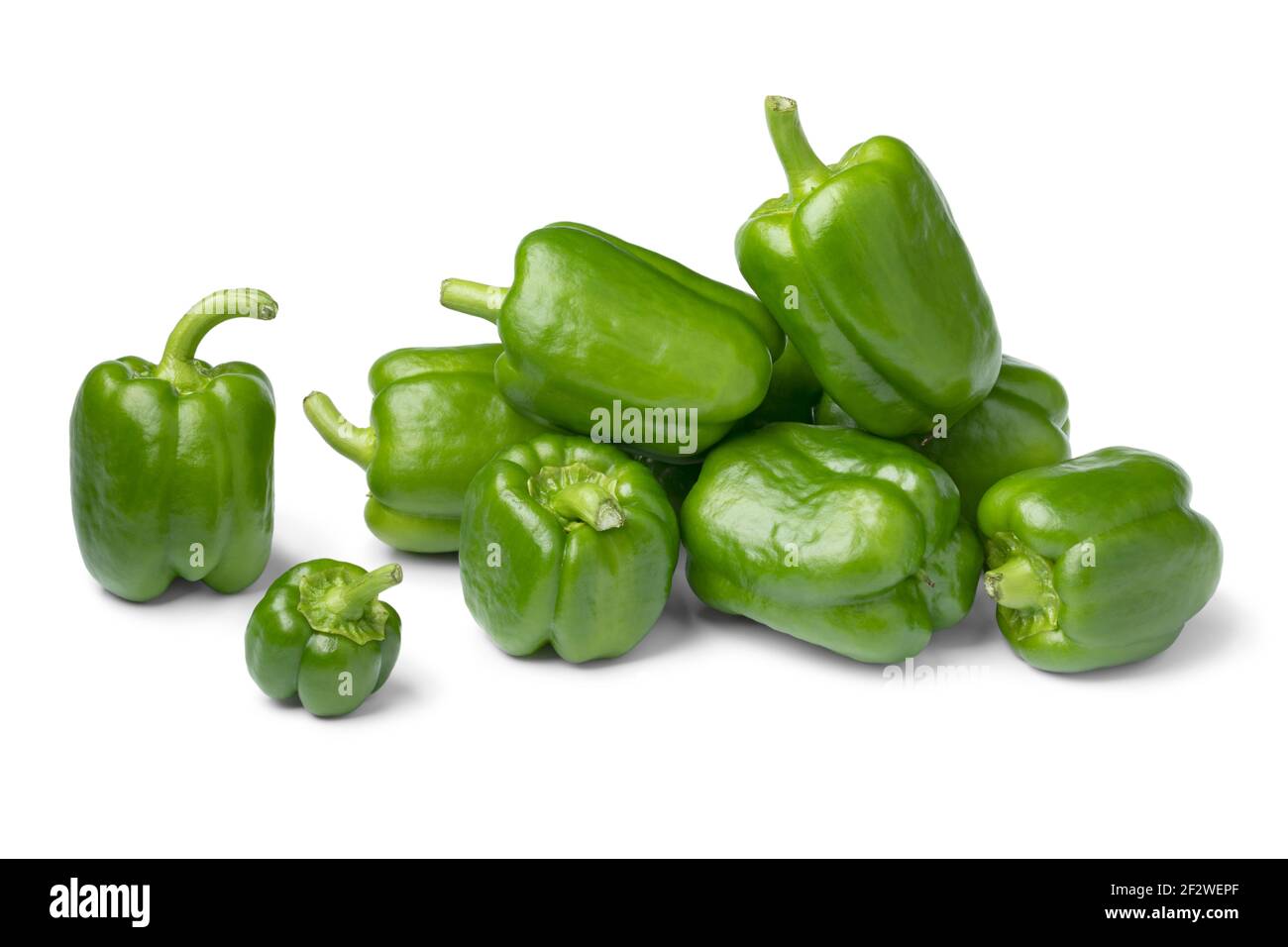 Haufen von frischen grünen ganzen Paprika auf weiß isoliert Hintergrund Stockfoto