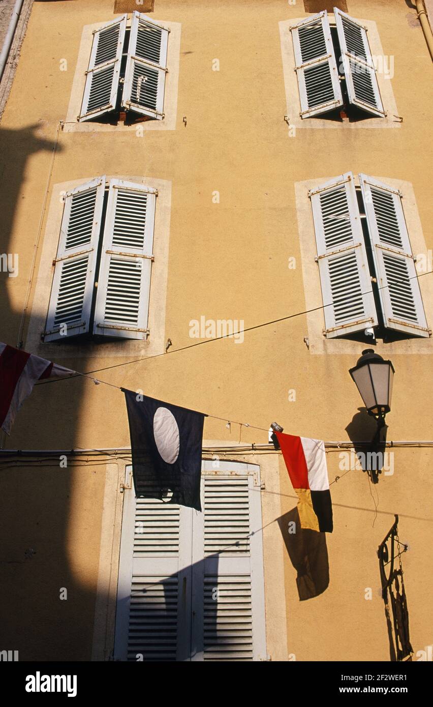 St. Tropez : Gelbes Haus mit Fensterläden und Fahnen Stockfoto