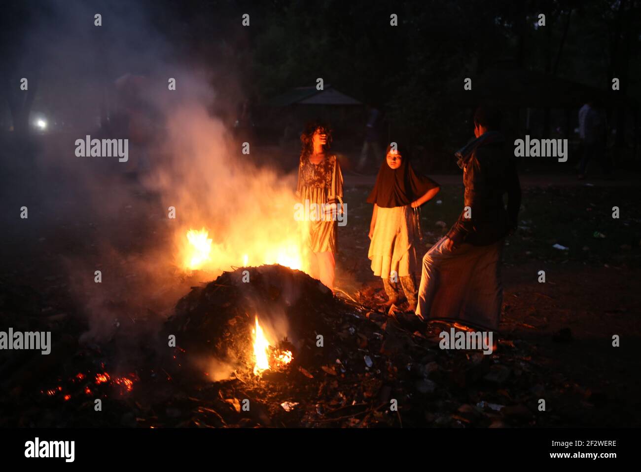 Dhaka, Bangladesch. März 2021, 13th. Getrocknete Blätter werden verbrannt, um den Park am Suhrawardi Uddan zu räumen.die Amar Ekushey Buchmesse 2021 beginnt in wenigen Tagen.in diesem Jahr beginnt die Buchmesse wegen des neuartigen Coronavirus spät.das Brennen von Blättern führt zu Luftverschmutzung, Gesundheitsproblemen und Brandgefahren. Kredit: MD. Rakibul Hasan/ZUMA Wire/Alamy Live Nachrichten Stockfoto