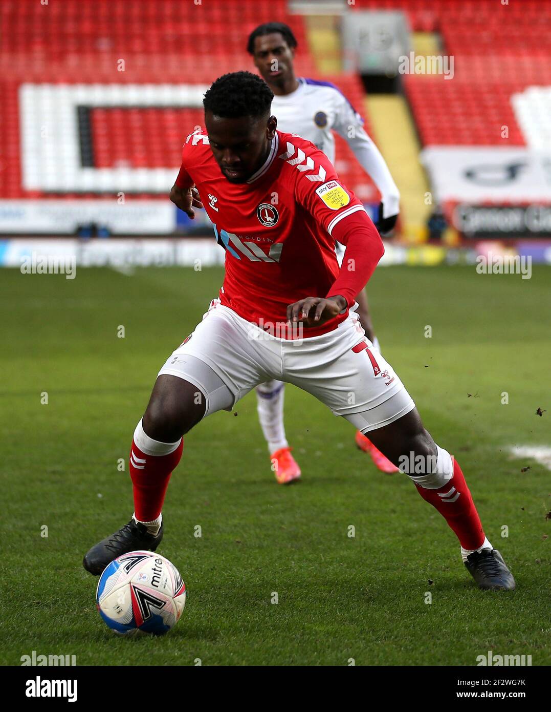 Charlton Athletic's Diallang Jaiyesimi in Aktion während der Sky Bet League One Match im Valley, London. Stockfoto