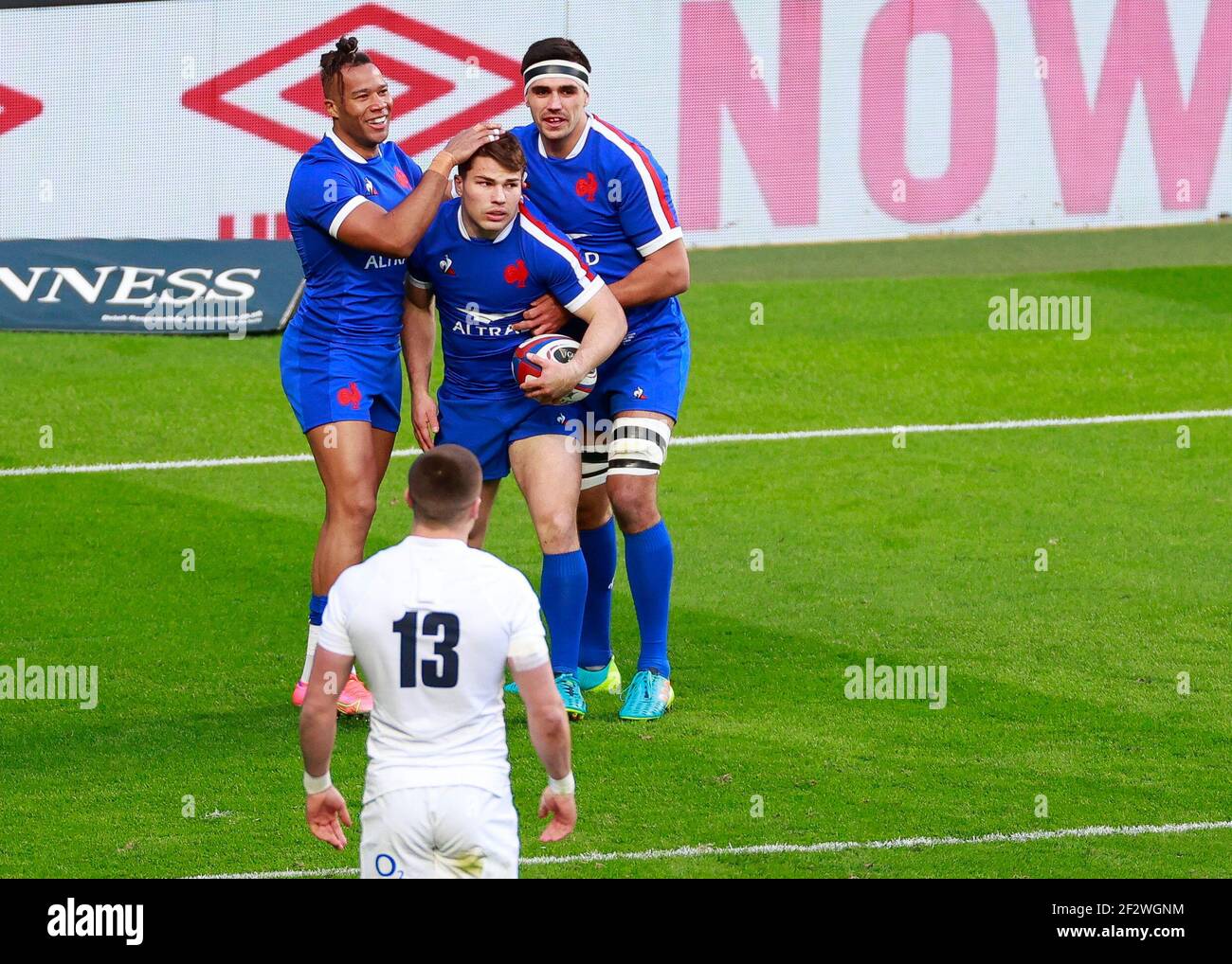 Twickenham, London, Großbritannien. März 2021, 13th. International Rugby, Six Nations, England gegen Frankreich; Antoine Dupont aus Frankreich punktet in der 2nd. Minute und wird von Teddy Thomas aus Frankreich und Romain Taofifenua aus Frankreich gratuliert Kredit: Action Plus Sports/Alamy Live News Stockfoto
