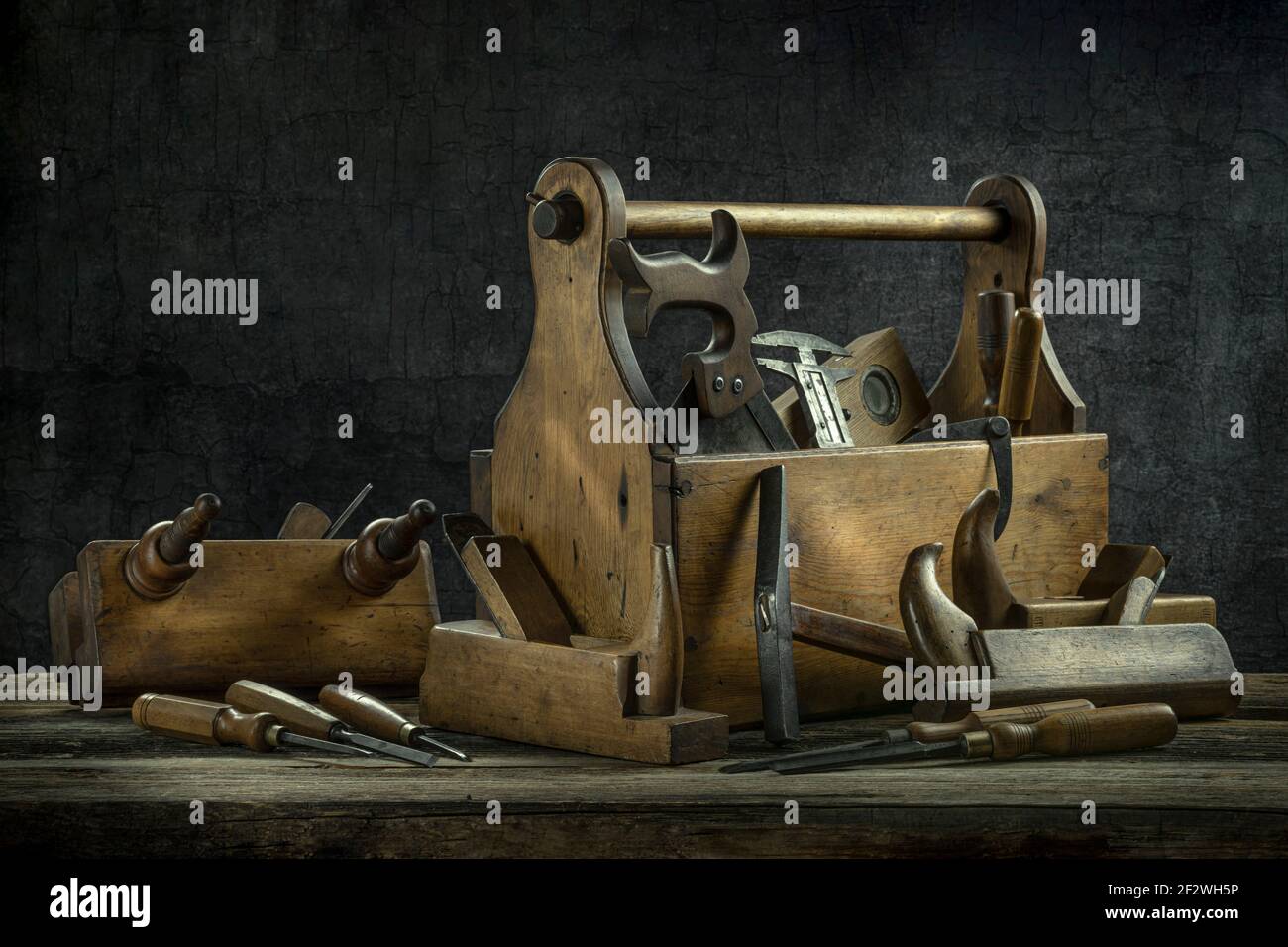 Stillleben - alte hölzerne Werkzeugkiste voll Werkzeuge - Flugzeug, Meißel, Ausgußel, Hammer Stockfoto