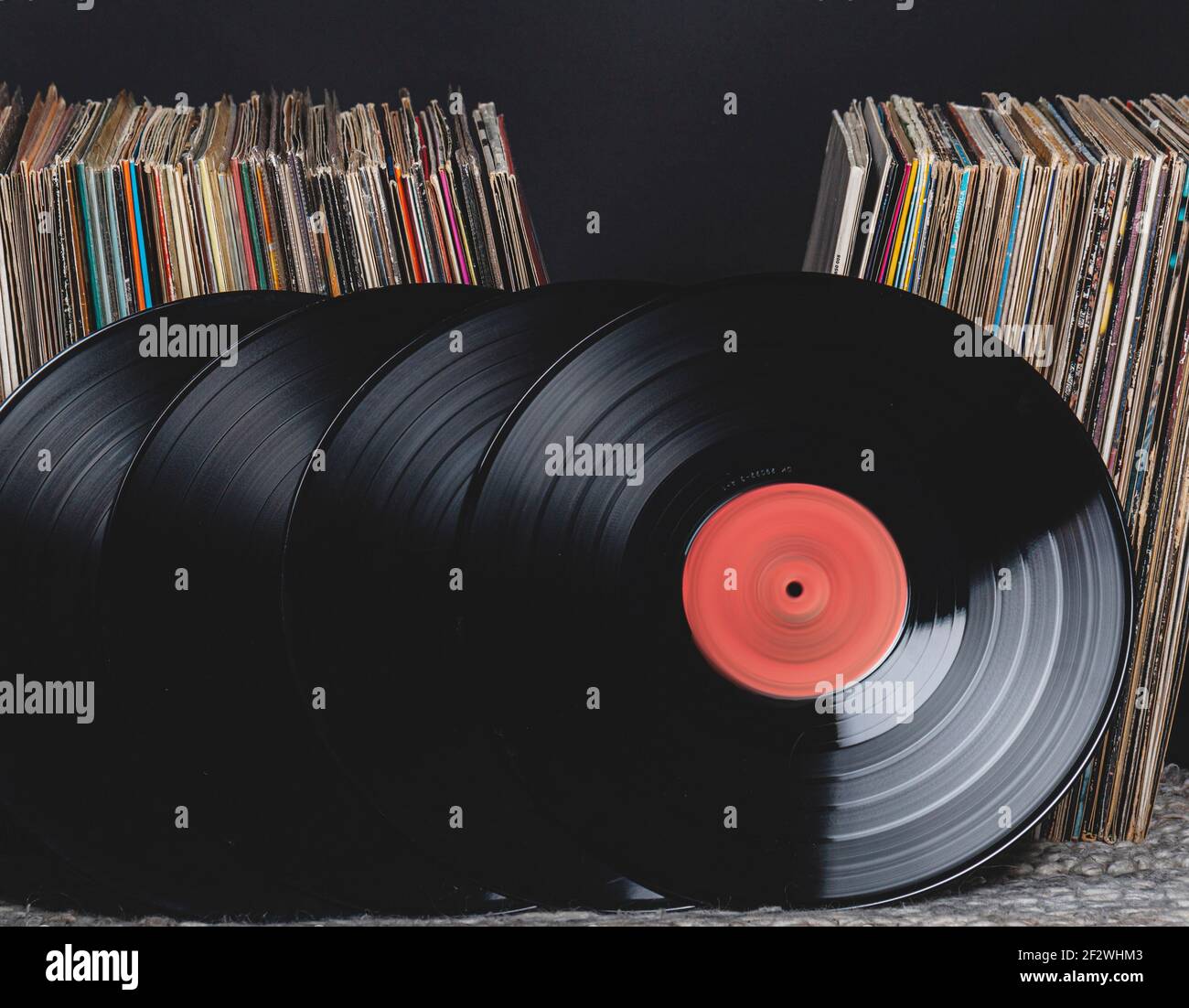 Vier Platten lehnen sich gegen einen Stapel von Platten Stockfoto