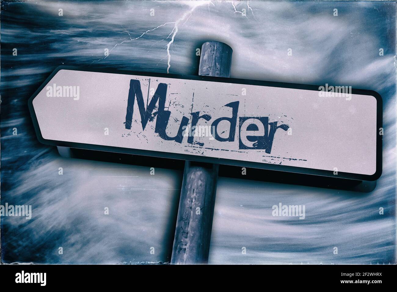 Mord auf einem Straßenschild mit Post, Sturm und Blitz im Hintergrund in einem blauen Ton geschrieben Stockfoto