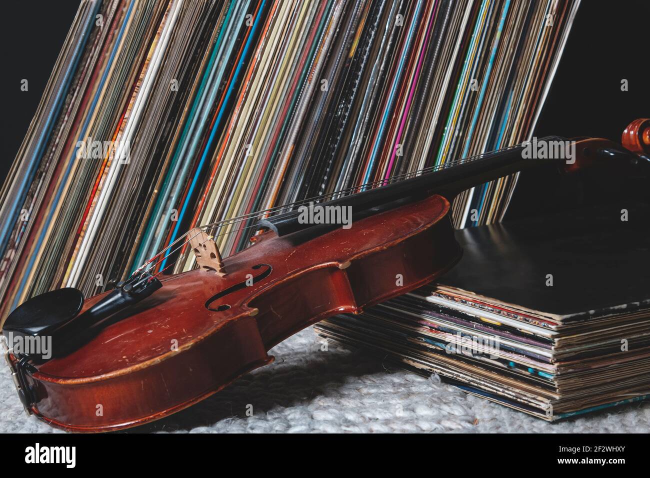 Eine Geige vor einem Stapel alten Vinyls Aufzeichnungen Stockfoto