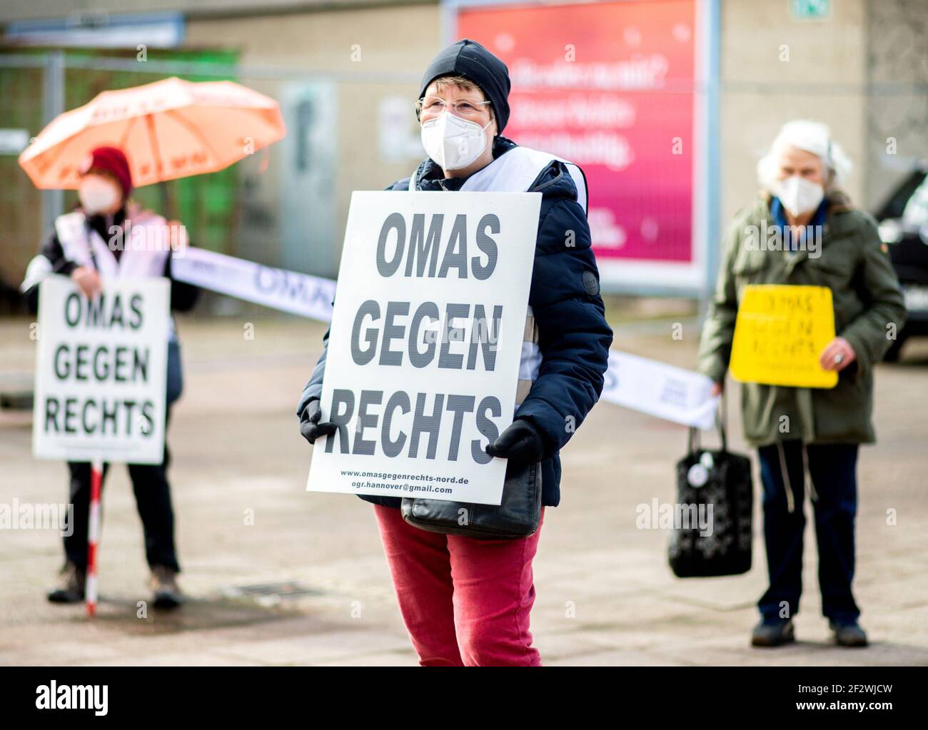 Hannover, Deutschland. März 2021, 13th. Drei Aktivisten der Initiative 'Omas gegen Recht Hannover' stehen bei einer Demonstration in der Innenstadt. Nach Angaben der Polizei demonstrierten am Samstag in Hannover fast 800 Menschen gegen die aktuelle Corona-Politik, gleichzeitig wurden mehrere Gegendemonstrationen angekündigt. Quelle: Hauke-Christian Dittrich/dpa/Alamy Live News Stockfoto