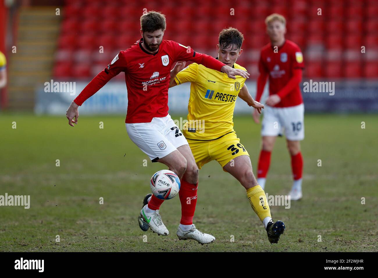 CREWE, GROSSBRITANNIEN. MÄRZ 13th: Crewes Luke Murphy hält Burtons Terry Taylor während des Sky Bet League 1 Spiels zwischen Crewe Alexandra und Burton Albion im Alexandra Stadium, Crewe am Samstag, 13th. März 2021. (Kredit: Chris Donnelly, MI News) Kredit: MI Nachrichten & Sport /Alamy Live Nachrichten Stockfoto