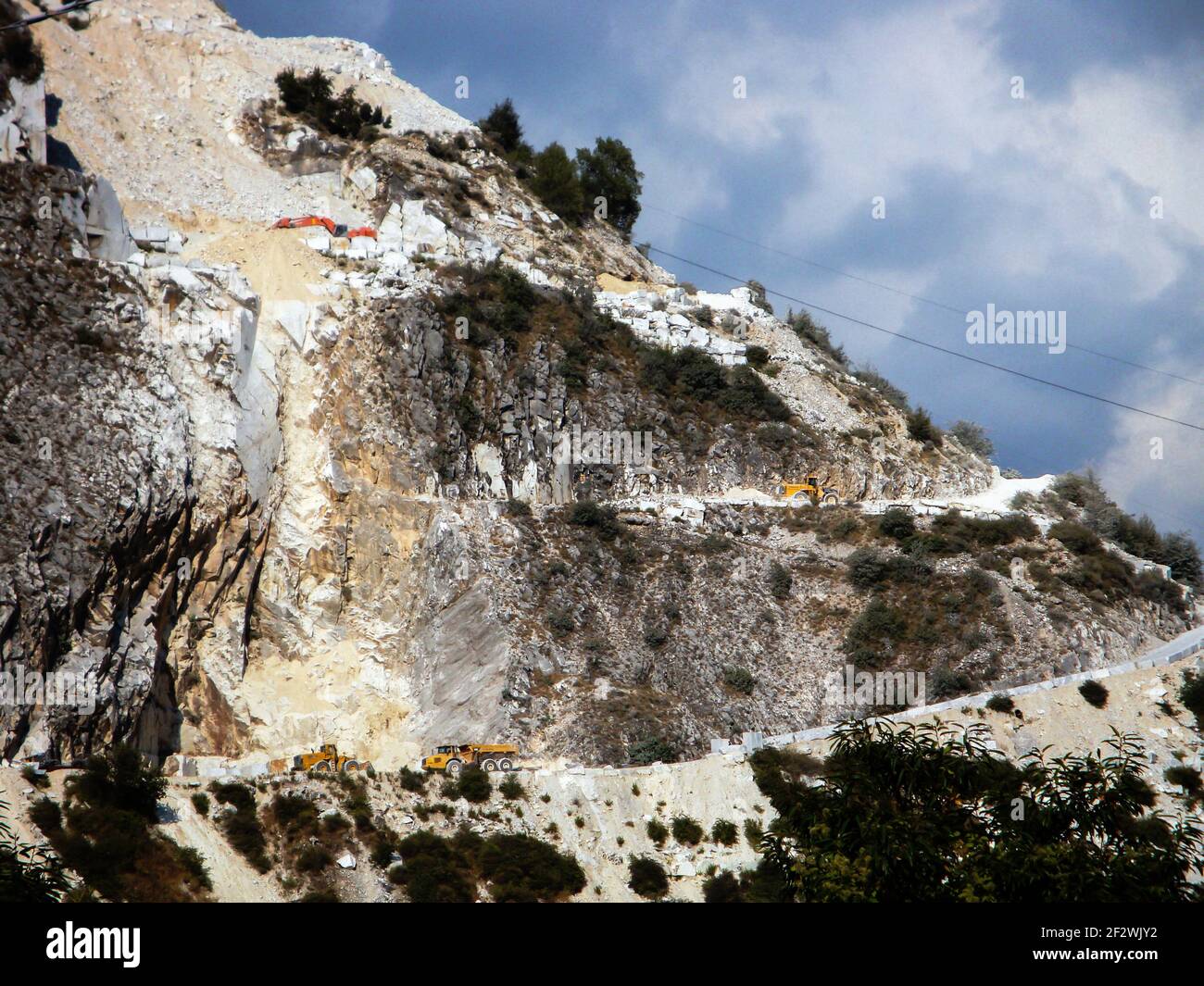 Marmorbruch mit Bauaktivitäten in Carrara. Baufahrzeuge im Vordergrund Stockfoto