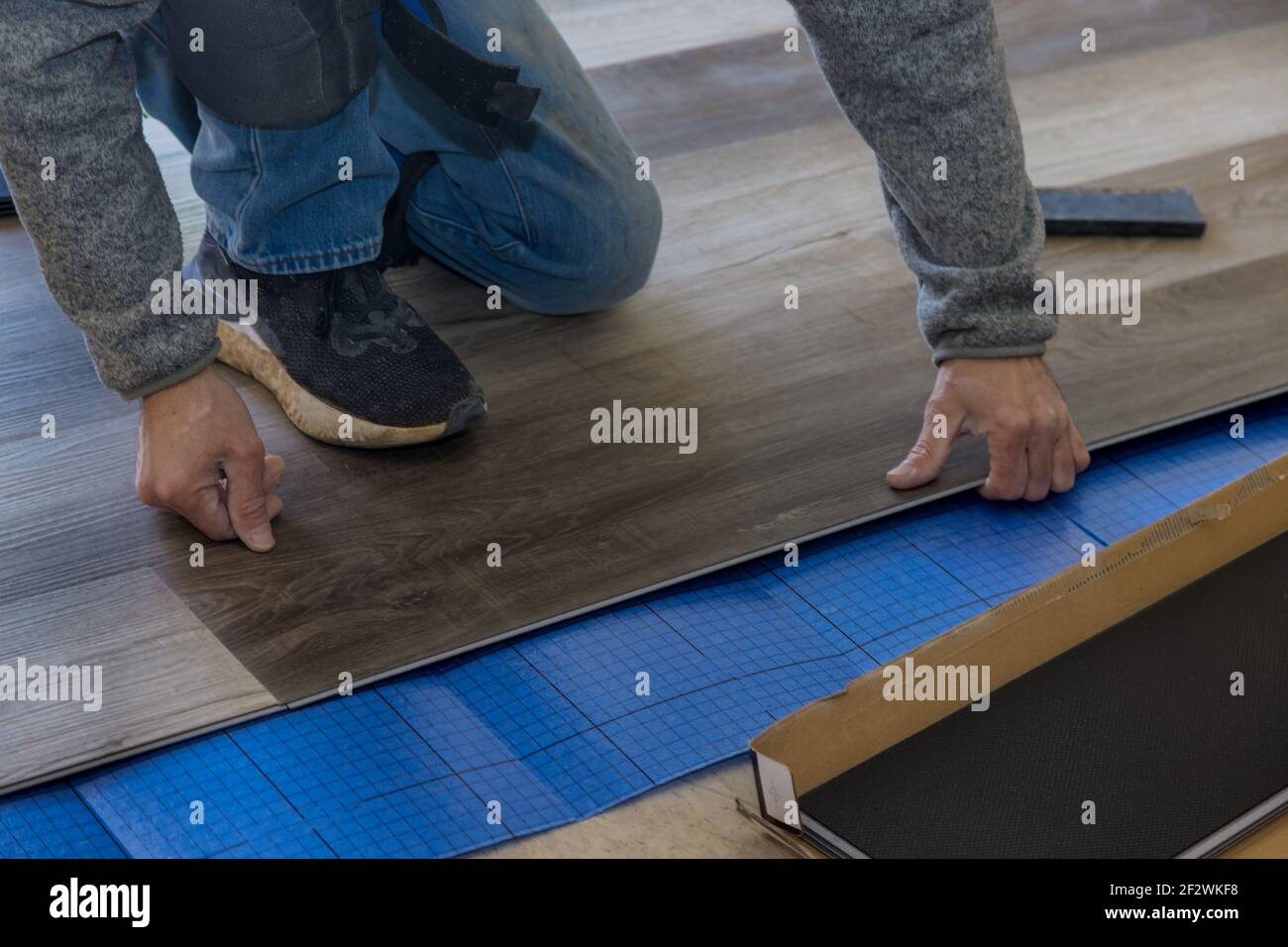 Handwerker Home Verbesserung der Installation Laminatboden in neue Wohnung Stockfoto