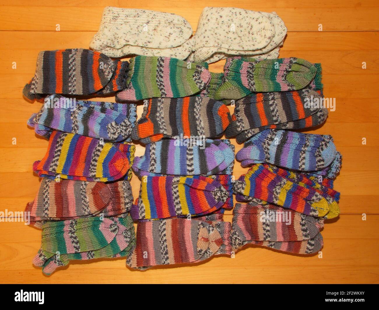 Handgestrickte Socken in vielen Farben Stockfoto
