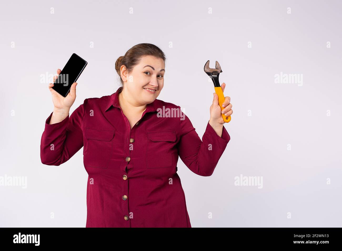 Reparatur und Wartung von Mobiltelefonen Konzept. Smartphone, Geschäftsfrau Chef und Reparatur-Tools. Reparieren Sie ein defektes Gadget. Mitarbeiter reden und arbeiten. Trendy Stockfoto